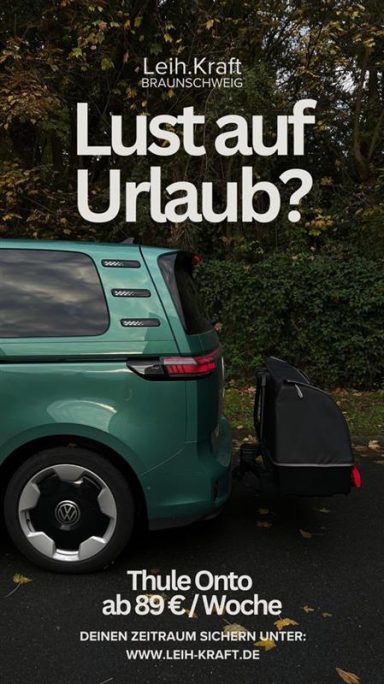 Werbung für Reisen mit einem Auto, Preisangabe und URL für Buchungen.