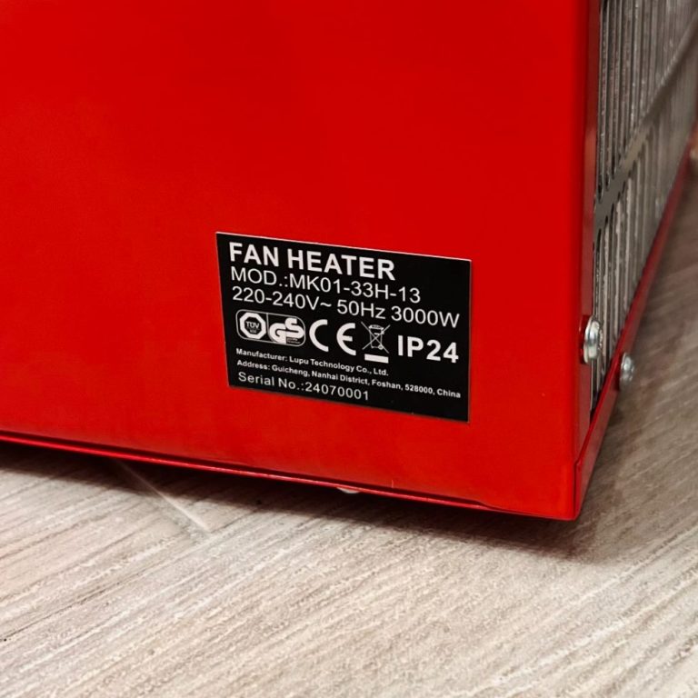 Roter Ventilatorheizer mit technischen Angaben und Sicherheitszertifikaten.