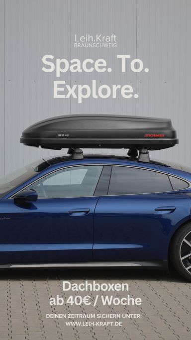Dachbox auf einem blauen Auto mit dem Text "Space. To. Explore."