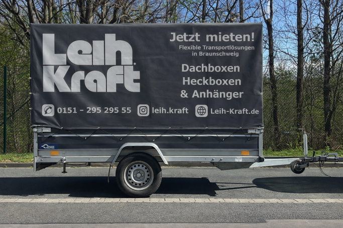 Anhänger Der Anhänger von LeihKraft mit schwarzem Banner und Kontaktdaten.