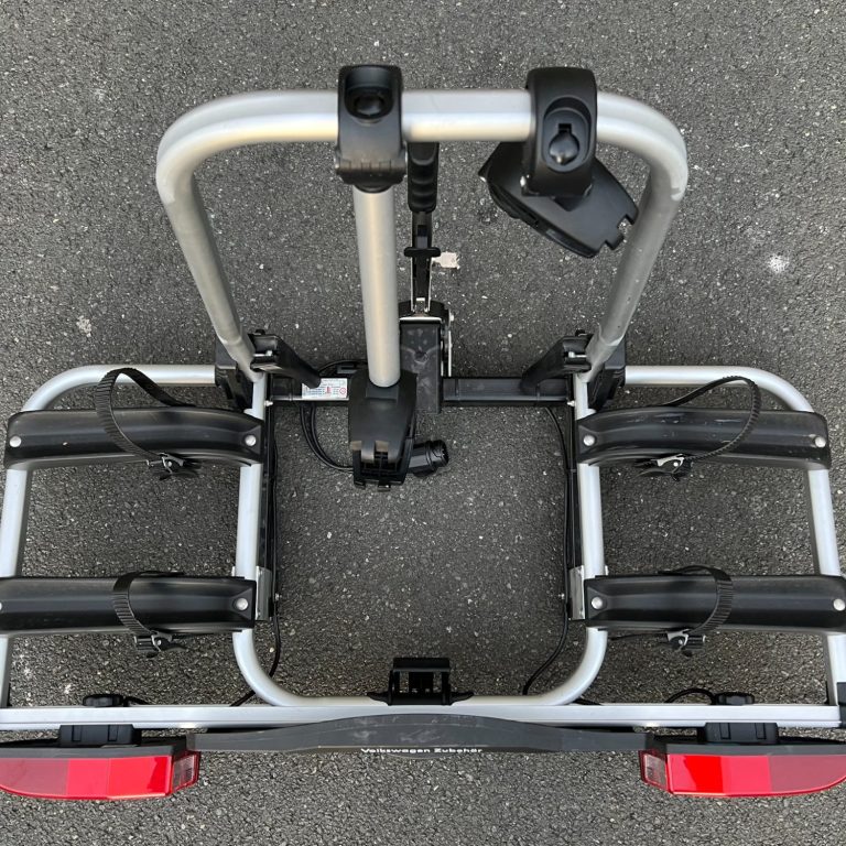 Grauer Kasten mit zwei roten Steckdosen und einem roten Kabel.
