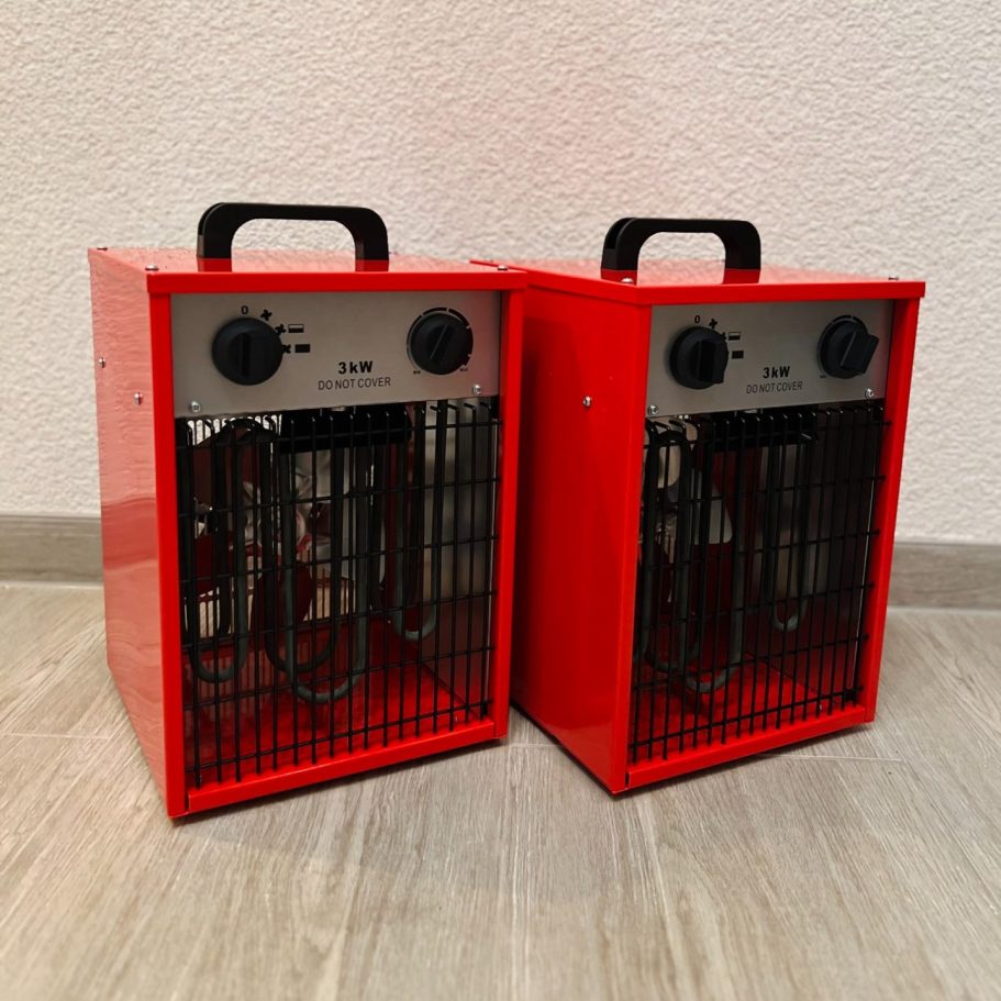 Zwei rote Heizgeräte mit Griff und Reglern auf der Vorderseite.