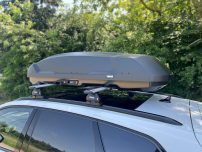Neu im Angebot: Thule Force 3 Dachbox auf einem silbernen Auto, platziert auf dem Dachträger.