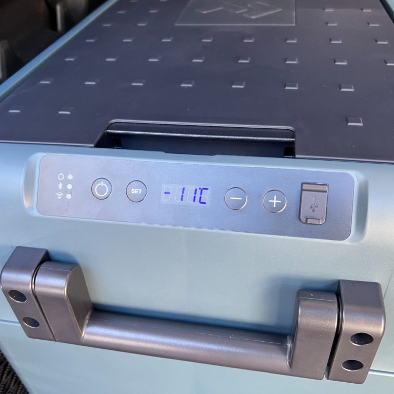 Roter Ventilatorheizer mit technischen Angaben und Sicherheitszertifikaten.