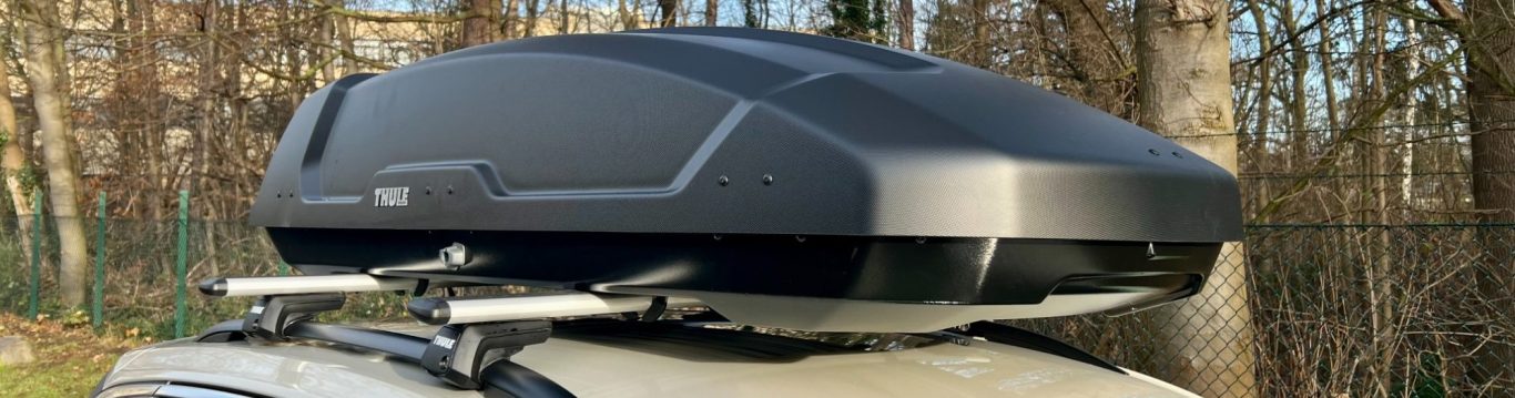 Dachbox auf einem Auto, ideal für zusätzlichen Stauraum beim Reisen.