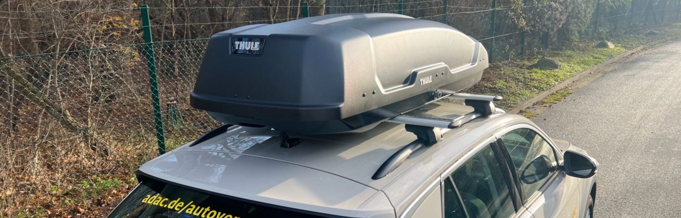 Dachbox auf dem Dach eines Autos, bereit für eine Reise.