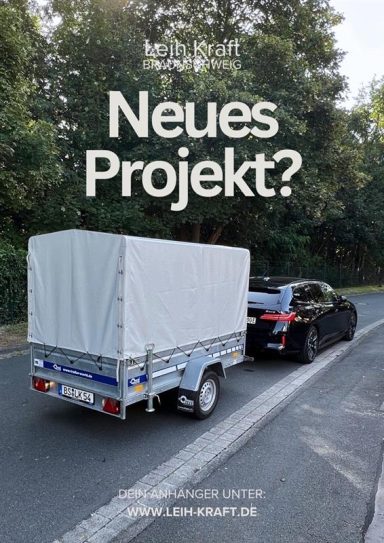 Ein Auto zieht einen Anhänger auf einer Straße, umgeben von Bäumen. Text: "Neues Projekt?"